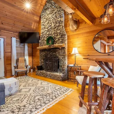 Cozy Cabin Smoky Mountains - Hot Tub, Pool, & Golf